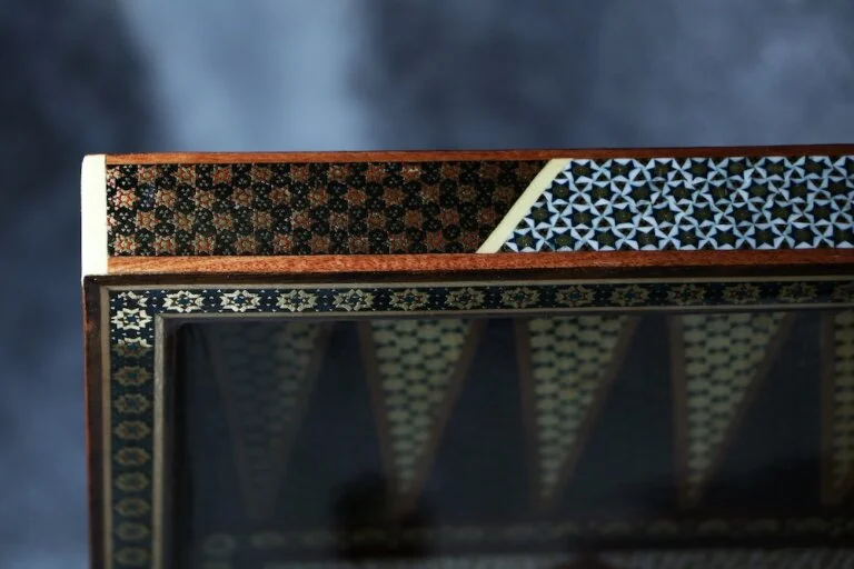 Kuinka backgammonia pelataan?